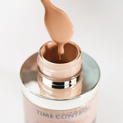 Los secretos detrás del éxito del maquillaje antiedad Time Control