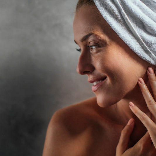 Los 5 ingredientes antiedad que no deberían faltar en tu rutina facial