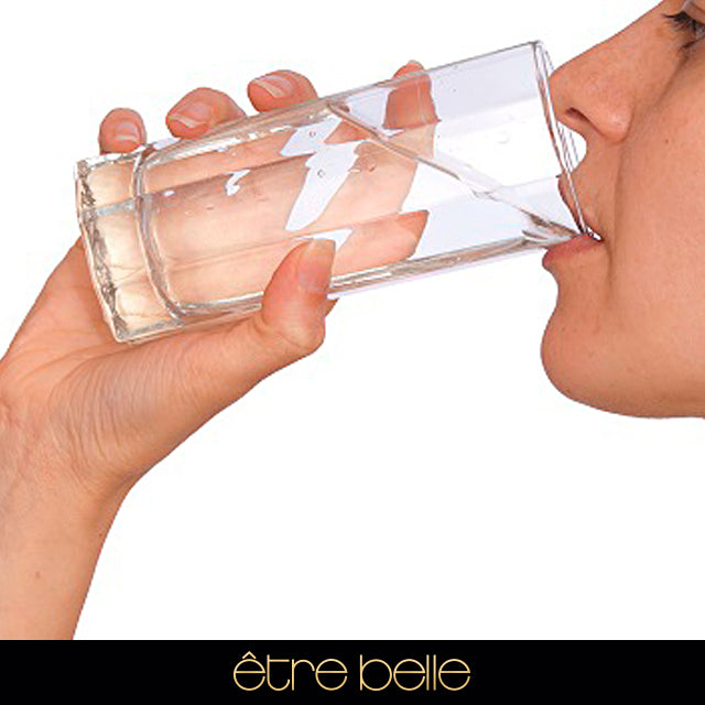 ¿Qué le pasa a la piel cuando no bebe agua?