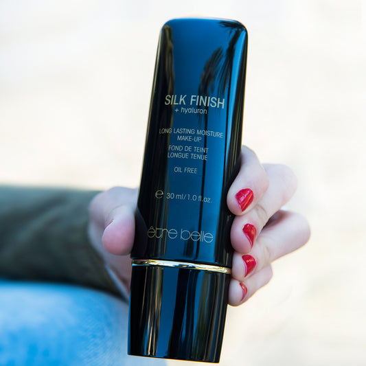 Maquillaje resistente con ácido hialurónico